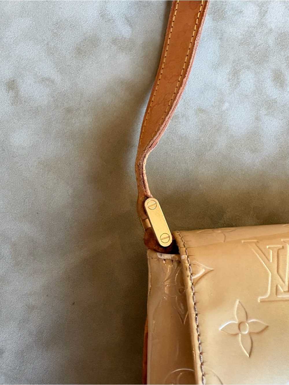 Louis Vuitton Beige Vernis Monogram Crossbody with Tan Strap - Picture 3 of 9